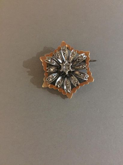 null Broche en or jaune 18K 750‰ et argent 2nd 800‰, en forme de pentagone, ornée...