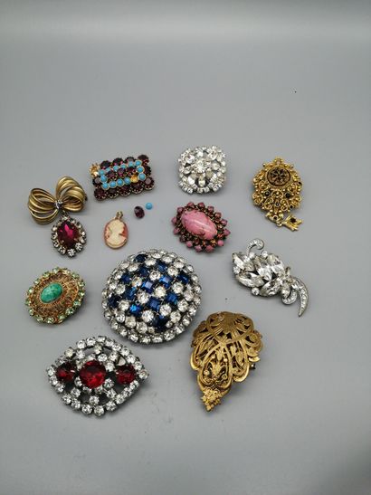 Lot of ten metal brooches, set with imitation...