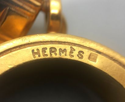  HERMES 
Gold-plated metal and red leather ring, "Kelly" model, adorned with a padlock....
