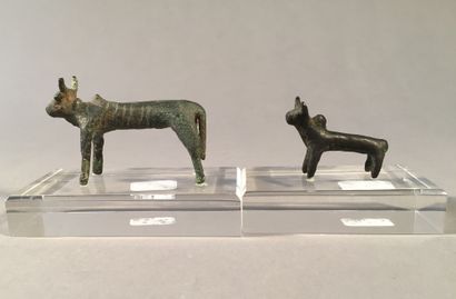null Lot composé de 2 statuettes de bovidés stylisés. Bronze. Louristan, VIIe-Ve...