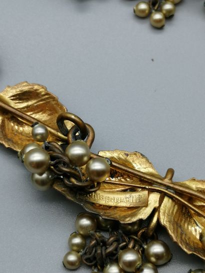 null SCHIAPARELLI 


Parure en métal doré, composée d'un collier et d'une broche,...