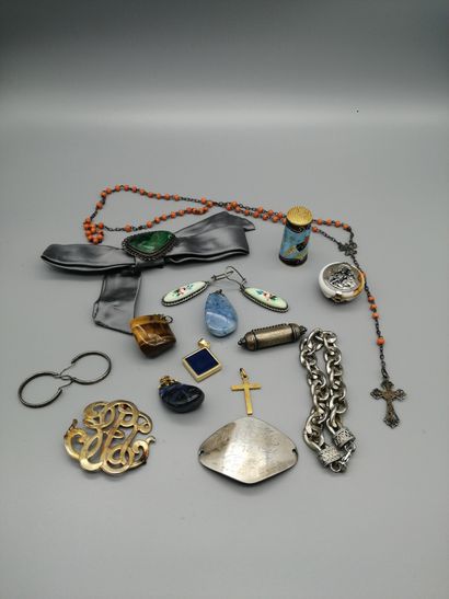 null Lot including:


Three hard stone pendants, an enamelled thimble, two numbered...