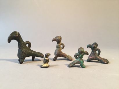 null Lot composé de 4 oiseaux stylisé et d’un aigle stylisé. Bronze. Louristan, VIIe-Ve...
