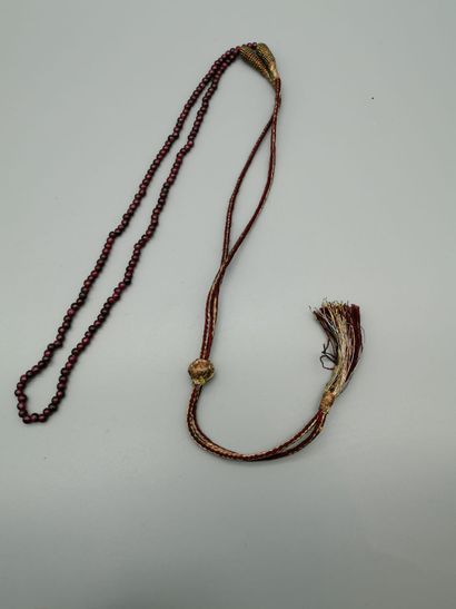 null Indian necklace made of garnet beads mounted on wire, finished with a silk and...