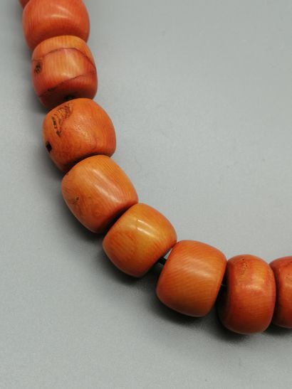 null Lot comprenant : 


- Un collier de perles de corail*(traitées) de couleur orange,...