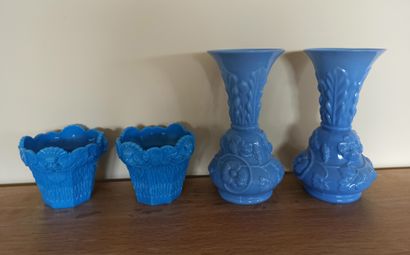 null Une paire de cache-pots et une paire de vases en verre opalin bleu à décor moulé...