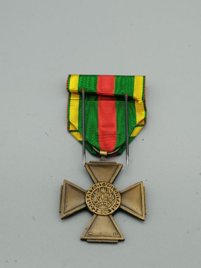 null Lot comprenant : 


-	Une Légion d’honneur en argent 2nd titre 800‰, émaillée.


Manques


-	Des...