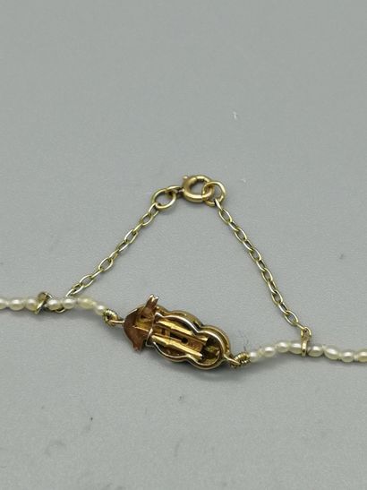 null Necklace of probably fine, untested, drop pearls, mounted on knotted wire. Fitted...