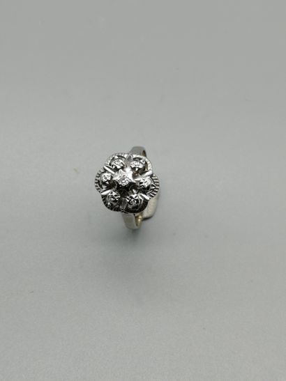 null Bague en or gris 18K 750‰, en forme de fleur, ornée d’un diamant de taille brillant...