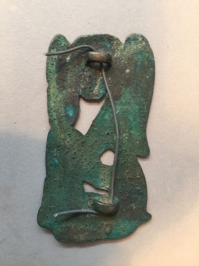 null Ornamental plate representing a feline devouring a mammal. Bronze. Steppe art,...