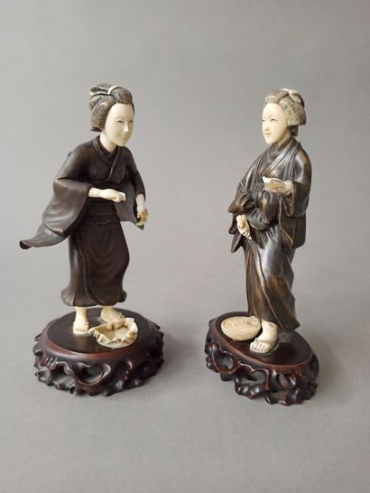  Deux statuettes en bronze à patine brune et ivoire marin, représentant deux jeunes...