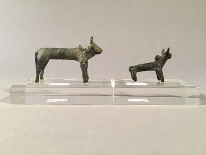 null Lot composed of 2 statuettes of stylized bovids. Bronze. Louristan, 7th-5th...