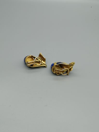 null A pair of 18K yellow gold 750‰ ear clips, adorned with lapis lazuli cabochons...