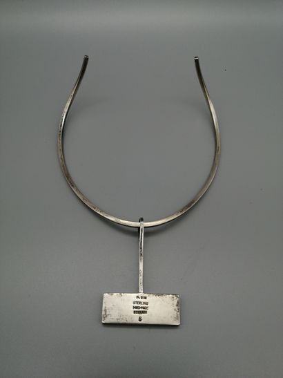 null Collier torque en argent 2nd titre 800‰, muni d’un pendentif orné d’une plaque...