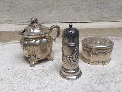 null TIFFANY & CO


Three silver objects : mustard pot, saltcellar and round box


Worn


Weight...