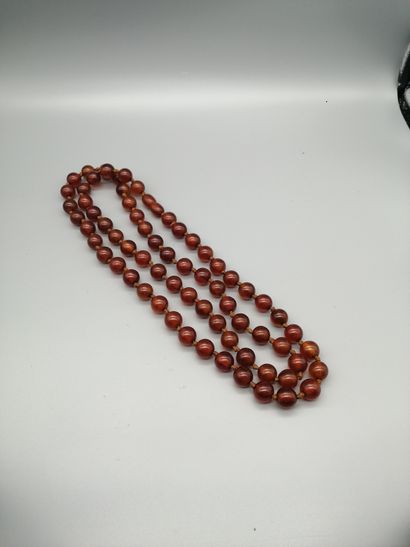 null Half amber jumper (treated), made of balls strung on knotted wire, screw clasp.


L....