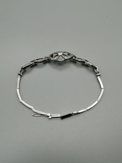 null Bracelet en or gris 18K 750‰, composé d’éléments géométriques repercés sertis...