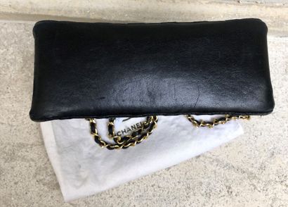 null CHANEL, 1990s


Black quilted lambskin bag, gold metal CC clasp, adjustable...