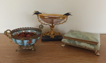 Mother-of-pearl bowl. Gilded metal frame...