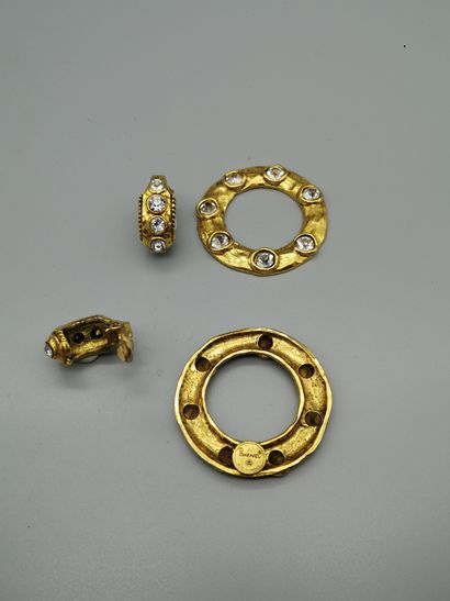 null CHANEL


Two pairs of ear clips with golden metal transformations, one set with...