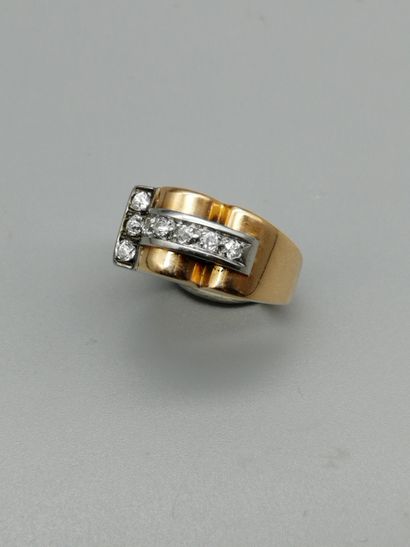 null Two-tone 18K gold 750‰ tank ring, adorned with eight old-cut diamonds. 


Stones...