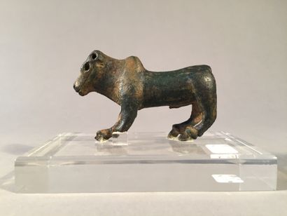 null Statuette representing a bull with a hump. Beautiful style. Bronze. Lapses....