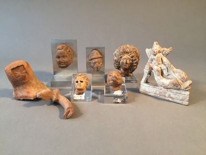  Lot composé d’une statuette en relief représentant Eros sur un Dauphin, une tête...