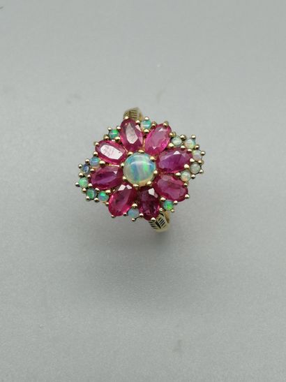 null An 18K yellow gold 750‰ daisy ring, composed of oval-shaped pink sapphires,...
