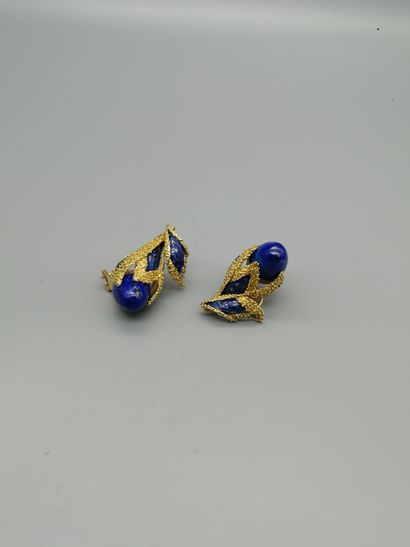 null Paire de clips d’oreilles en or jaune 18K 750‰, parés de cabochons en lapis-lazuli,...