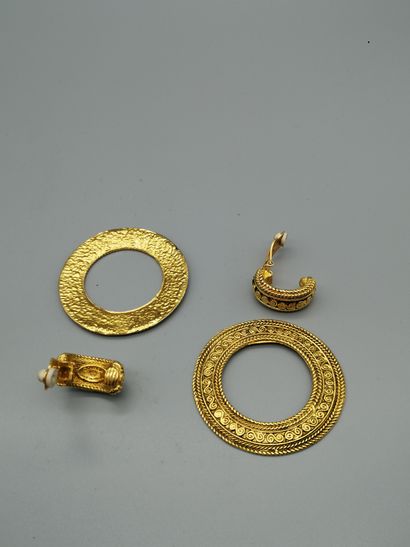 null CHANEL


Two pairs of ear clips with golden metal transformations, one set with...