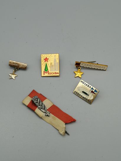 null Lot including:


Five Soviet badges.