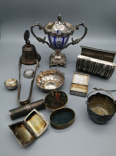 null Lot including: 


- A silver sugar tongs 1st title 925‰.


Weight 41g


- A...