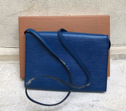 null VUITTON, 1990's


Shoulder bag in blue epui leather, gold metal clasp


Wear,...