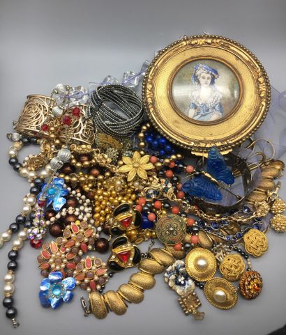 null Lot of costume jewelry.