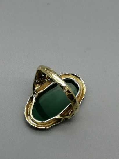 null An 18K yellow gold 750‰ ring, with floret decoration, set with a green chalcedony...