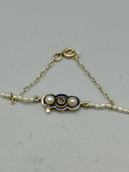 null Necklace of probably fine, untested, drop pearls, mounted on knotted wire. Fitted...