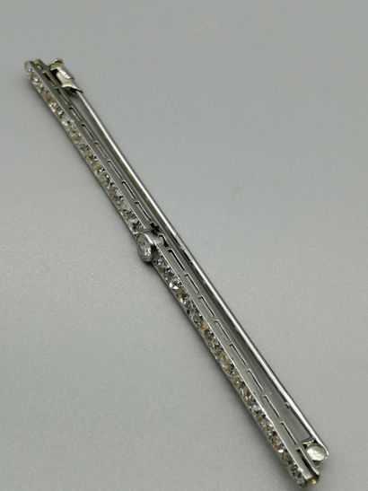 null An 18K white gold 750‰ barrette brooch, set at its center with an old-cut diamond...