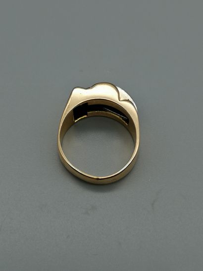  Two-tone 18K gold 750‰ tank ring, adorned with eight old-cut diamonds. 
Stones chipped,...