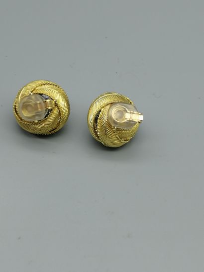 null MELLERIO dit MELLER


Paire de clips d’oreilles en or jaune 18K 750‰ et platine...