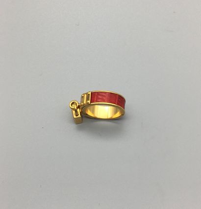  HERMES 
Gold-plated metal and red leather ring, "Kelly" model, adorned with a padlock....