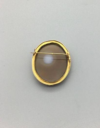 null Broche en or jaune 18K 750‰, de forme ovale, ornée d’un camée sur agate, représentant...