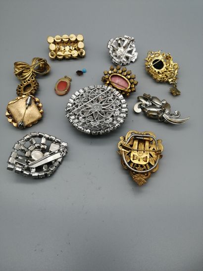 null Lot of ten metal brooches, set with imitation stones.


One stone loose, oxidation.


A...