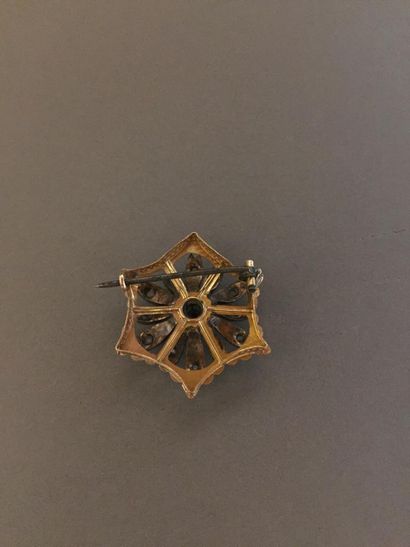 null 18K yellow gold 750‰ and silver 2nd 800‰ brooch, in the form of a pentagon,...