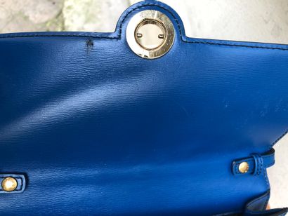 null VUITTON, 1990's


Shoulder bag in blue epui leather, gold metal clasp


Wear,...