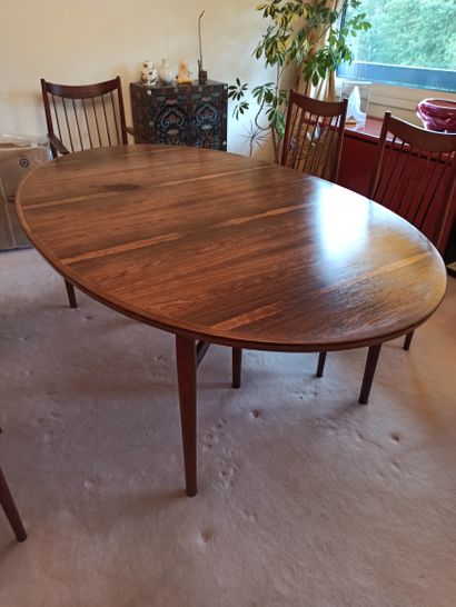 null Arne VODDER (1926-2002)

Oval dining room table. 

Edition SIBAST. Numbered...