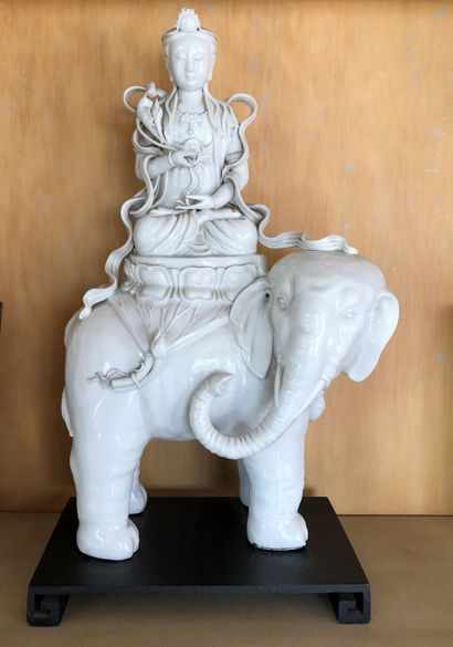 CHINE

Divinité chevauchant un éléphant.

Porcelaine...