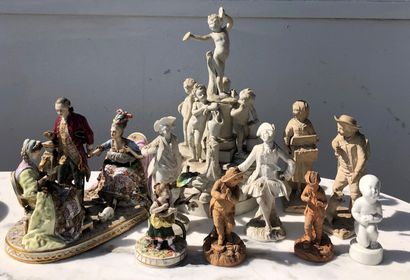 null Lot including : 

- Two "Peddlers" figurines in pipe clay. 19th century. Small...