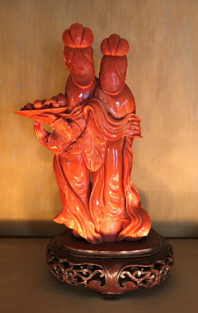 null CHINE

Deux Guanyin en corail* rouge sculpté, sur socle.

Poids brut : 326,60...