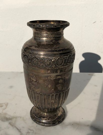 null Lot including:

- Silver vase 1st title 925 ‰ decorated with a frieze of flowery...