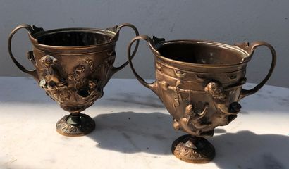 null Lot including : 

- A pair of green patinated bronze cup-shaped tureens on a...